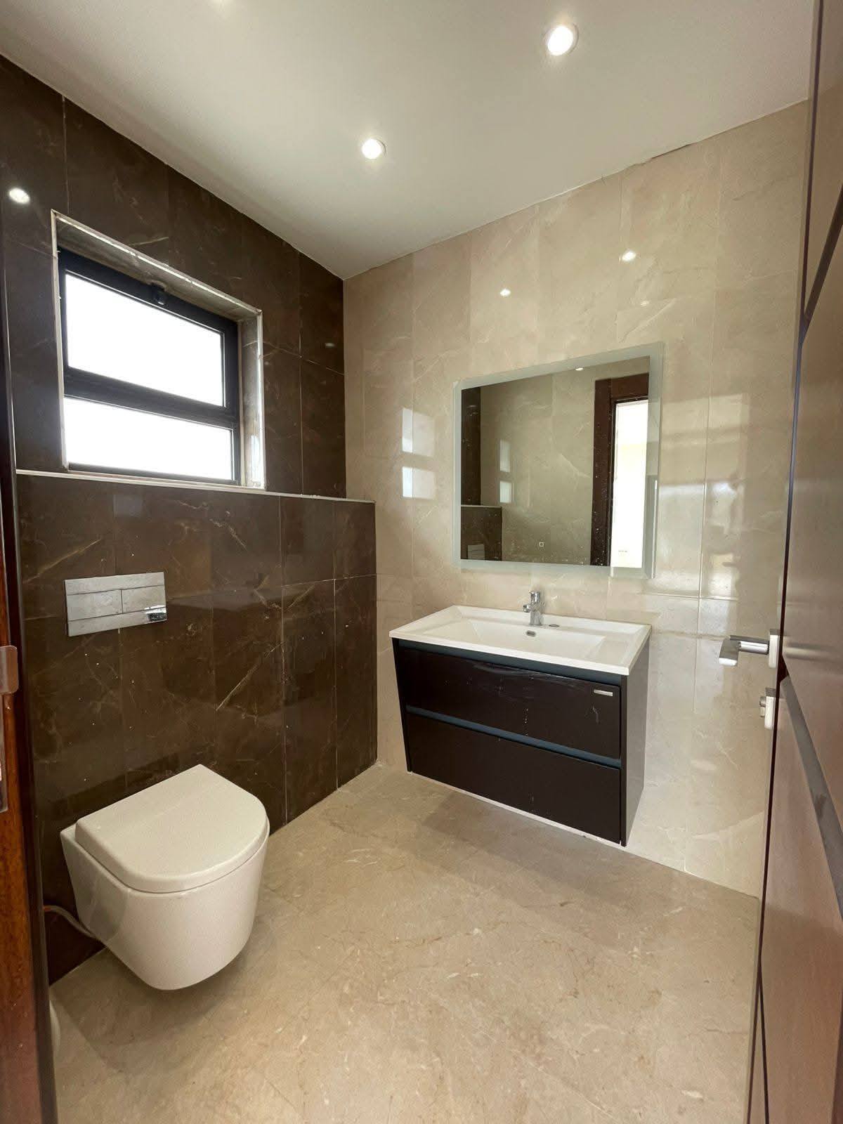 فرصة العمر: شقة F4 للبيع بمساحة 100م&sup2; في قلب العاشور